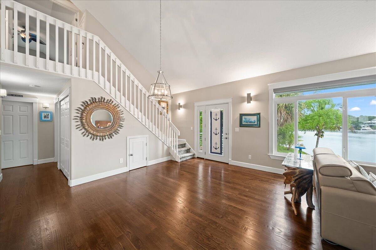 1072 Hyde Park Lane