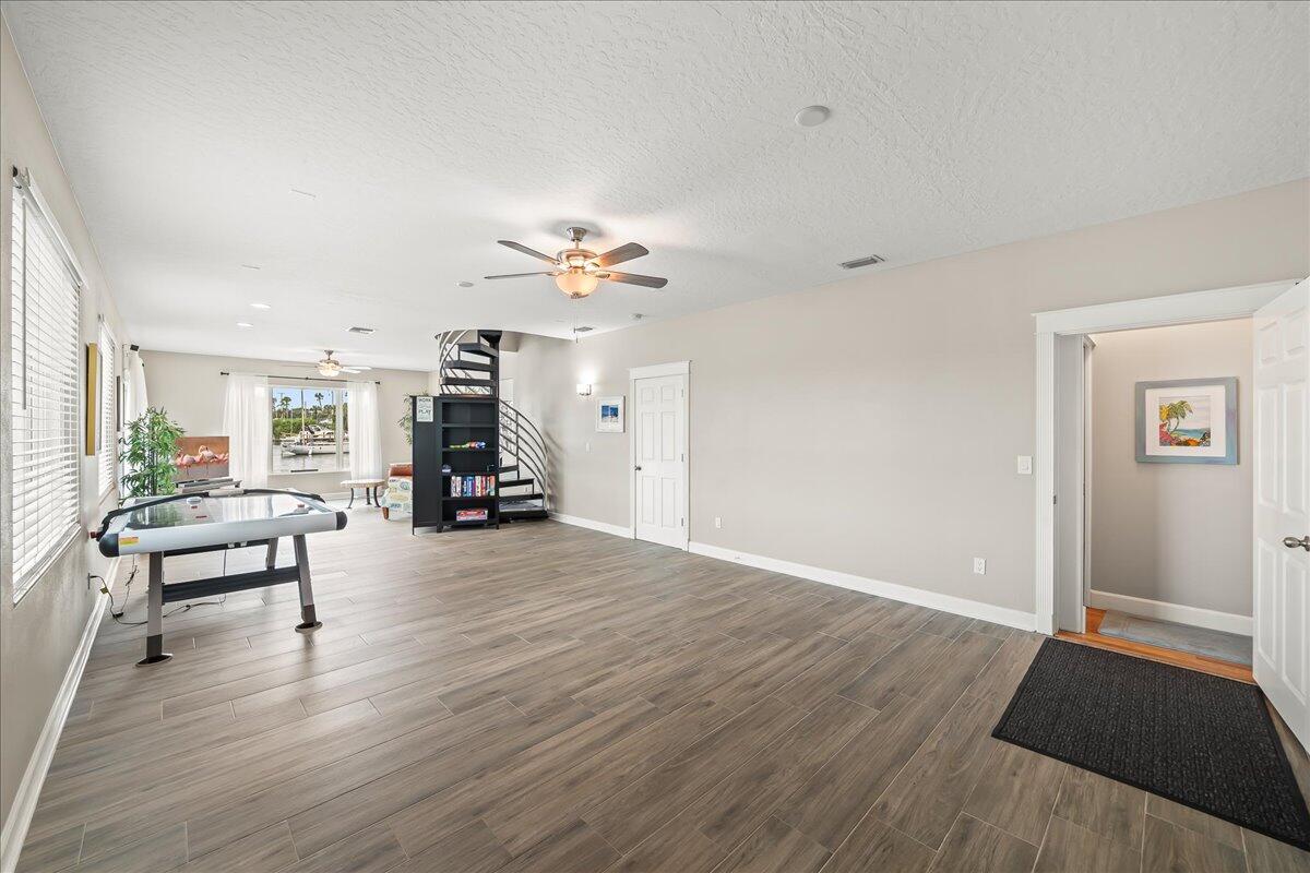 1072 Hyde Park Lane