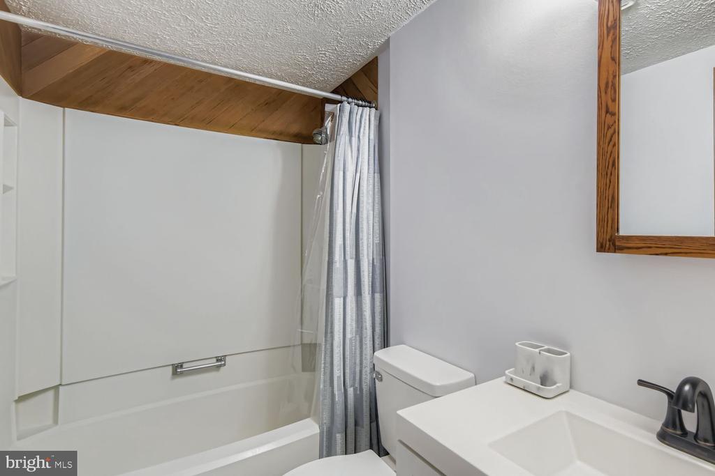 7735 LEASIDE COURT