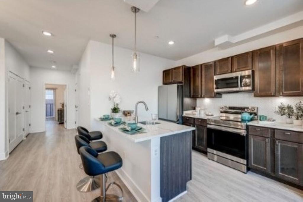 601 S BROADWAY Unit: 208