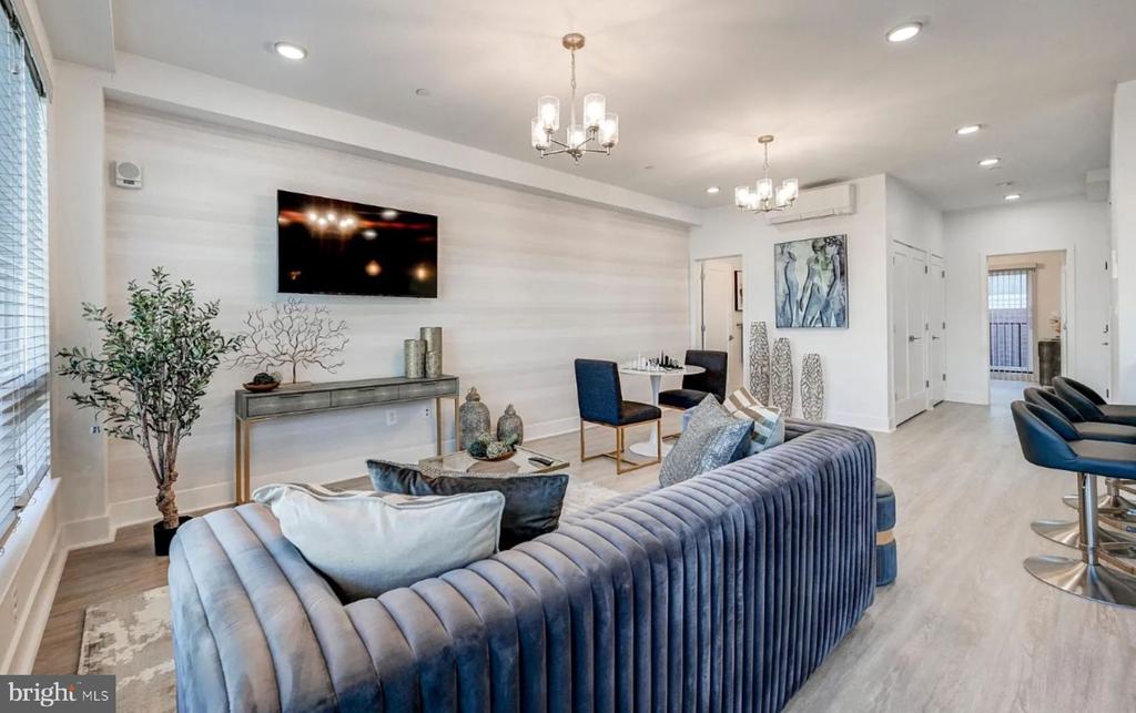 601 S BROADWAY Unit: 203