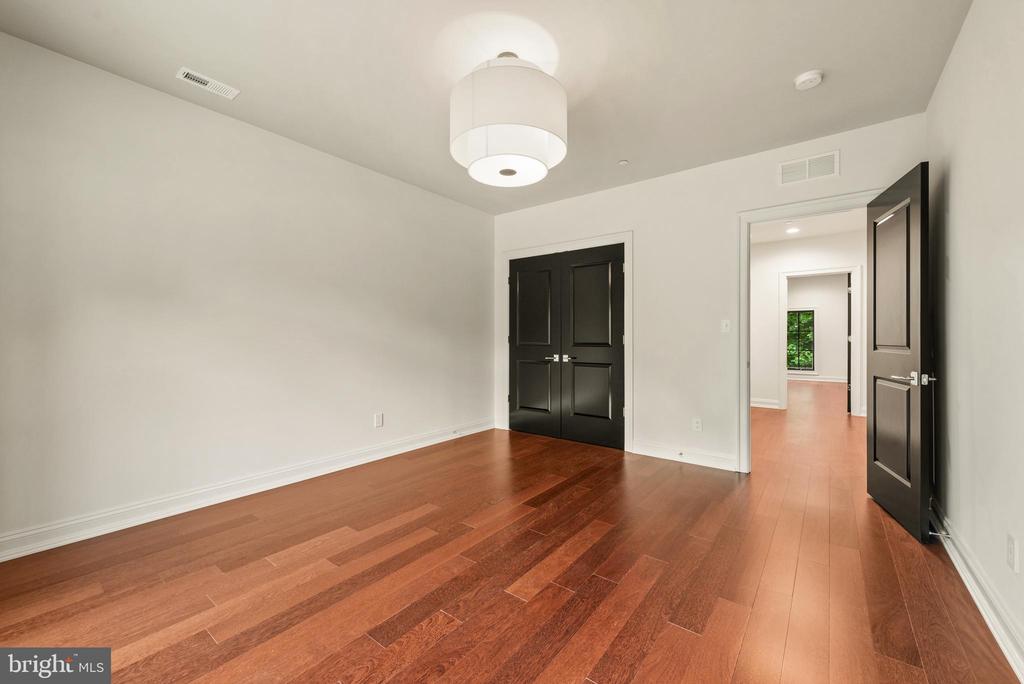 928 FENARIO CIRCLE