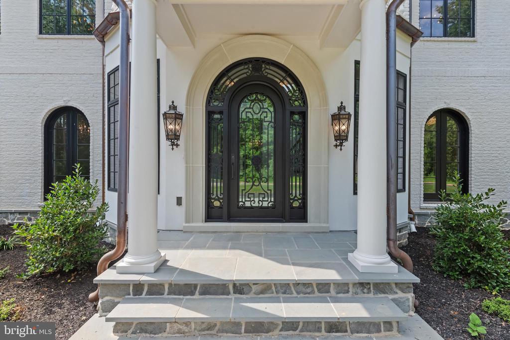 928 FENARIO CIRCLE