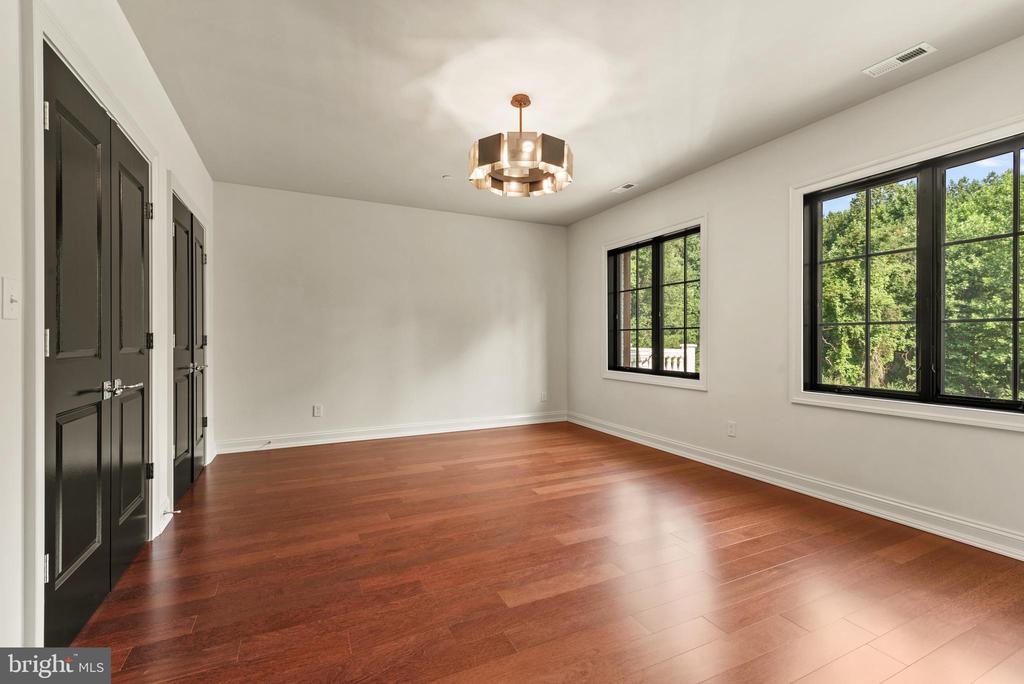928 FENARIO CIRCLE