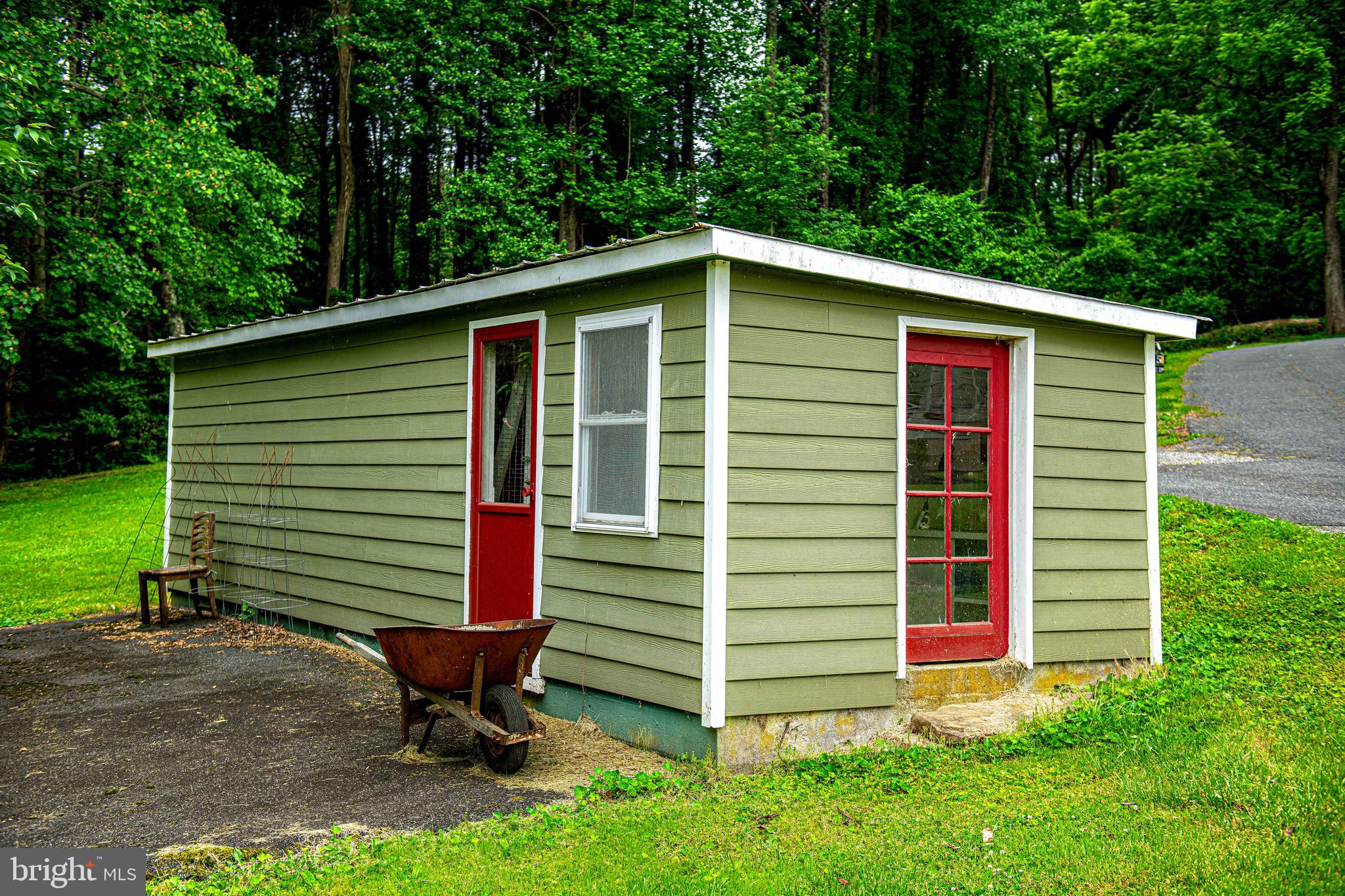 607 E WHEEL ROAD