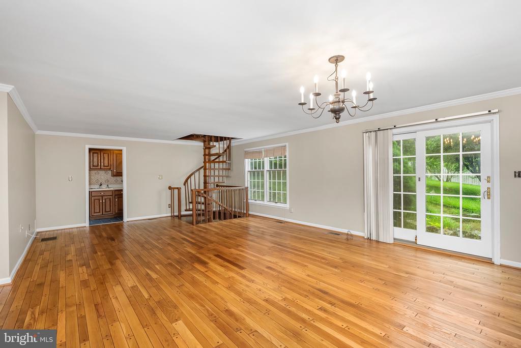 607 E WHEEL ROAD
