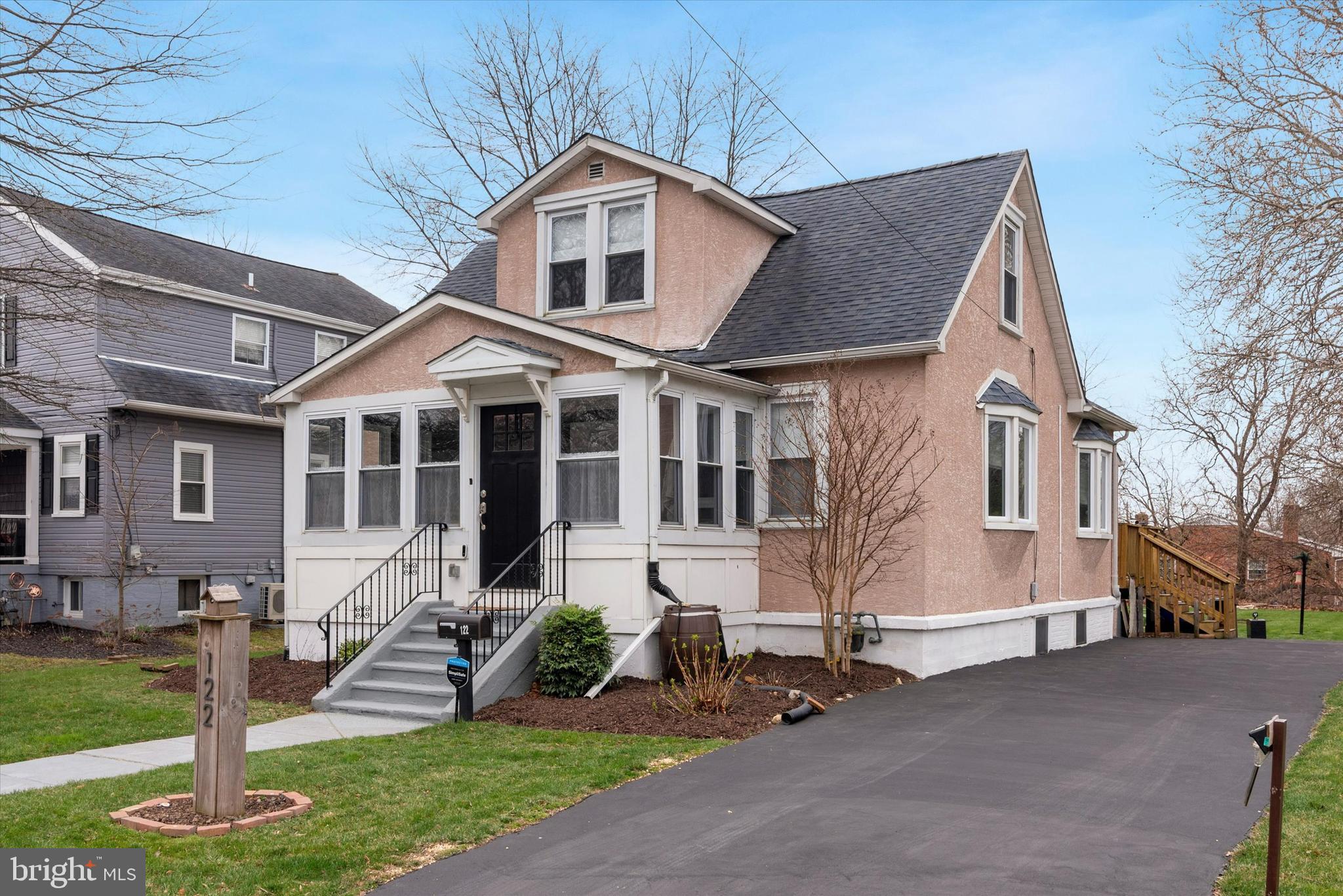 122 Riverside Ave