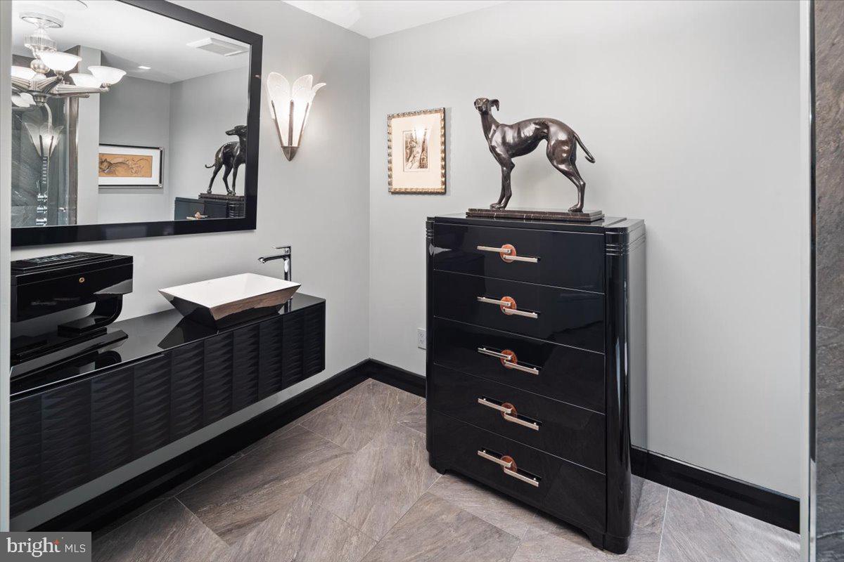 241 S 6th St #Ph2505/2406