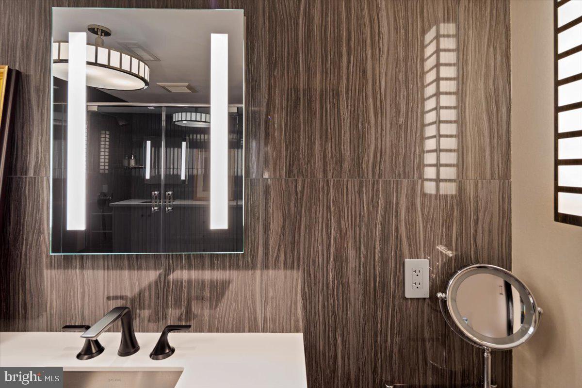 241 S 6th St #Ph2505/2406