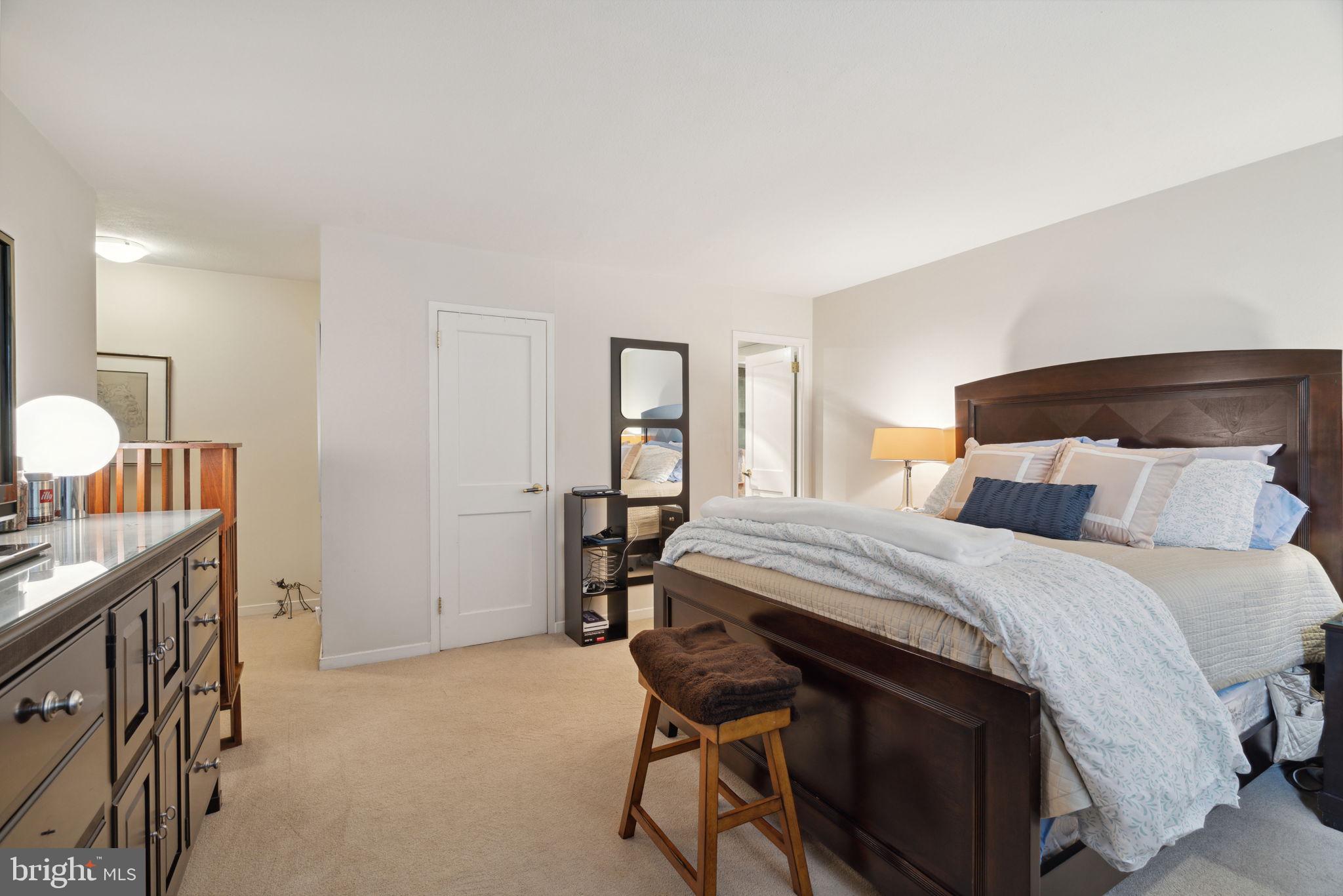 224-30 W Rittenhouse Sq #705