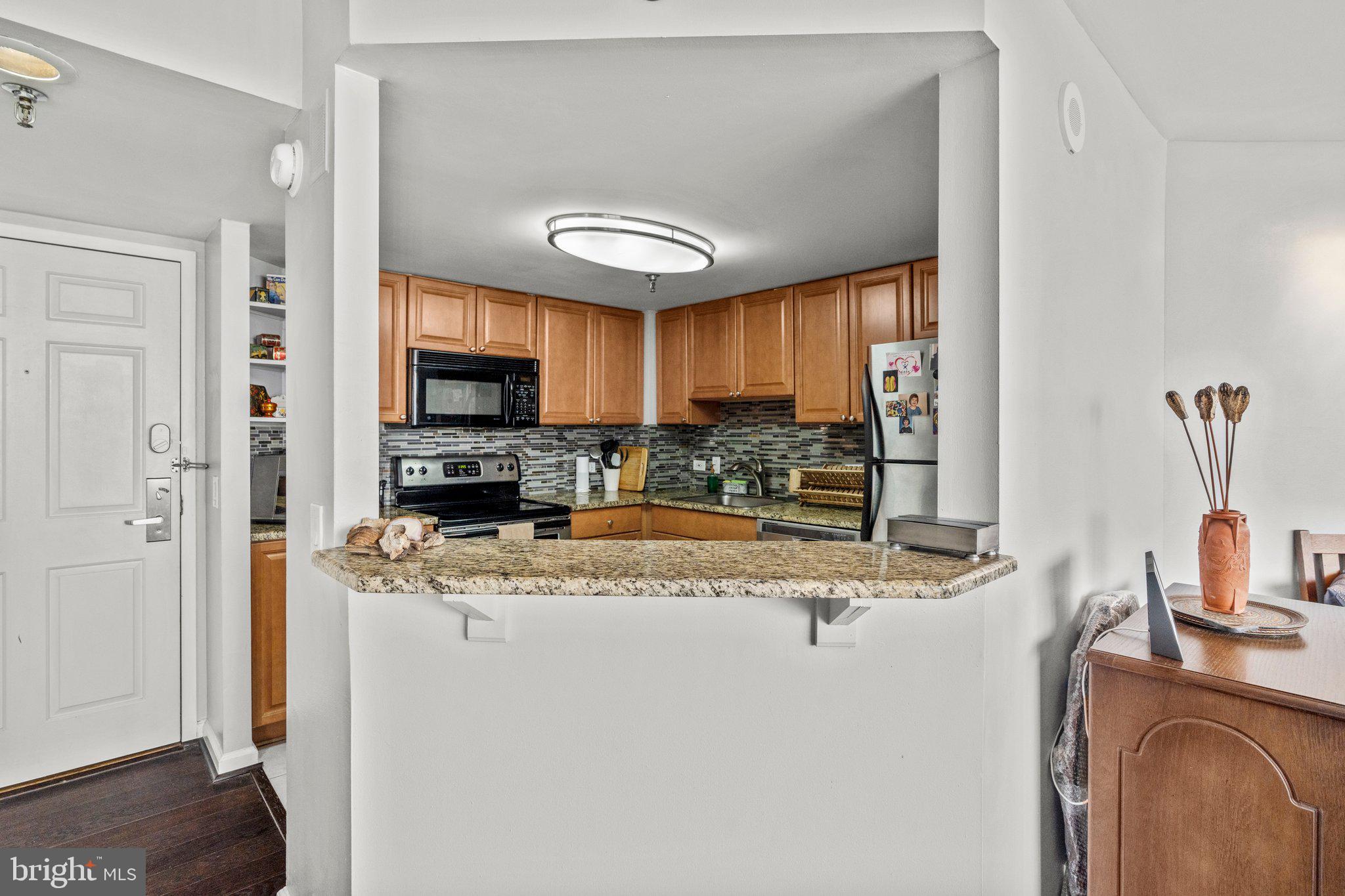 2001 Hamilton St #2001