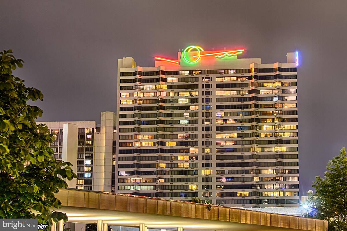 2001 Hamilton St #2001