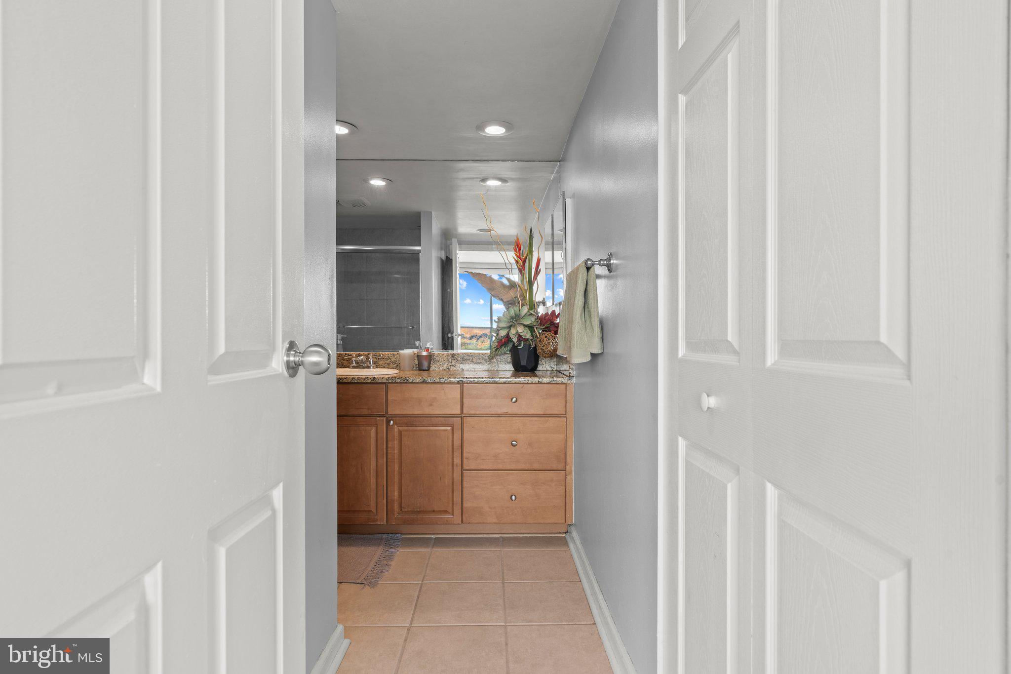 2001 Hamilton St #2001