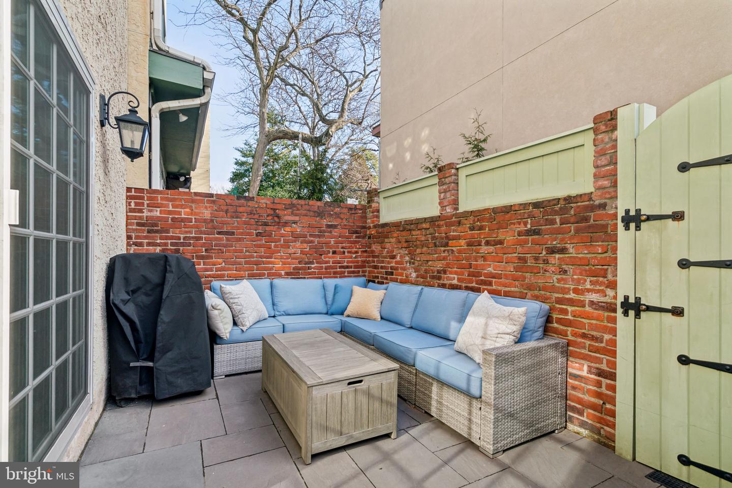2528 Lombard St