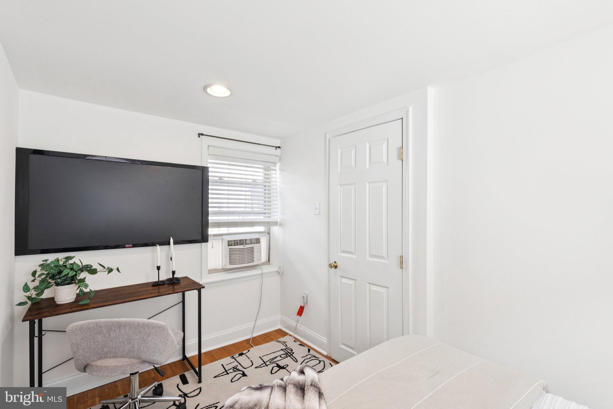 525 FITZWATER STREET 4