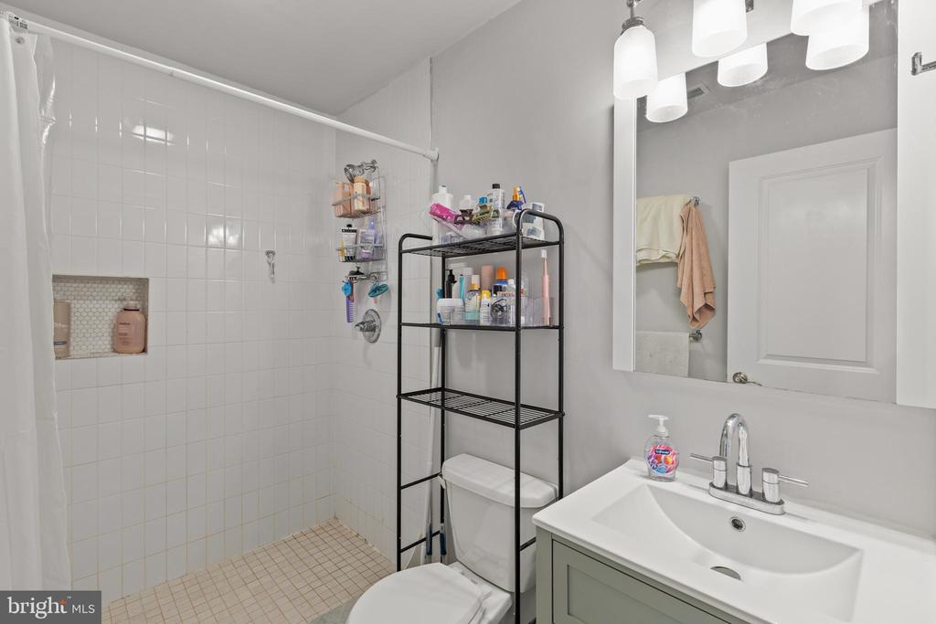 1610 CHRISTIAN STREET Unit: 3