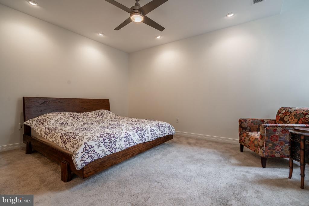 1600 ARCH STREET 18 605