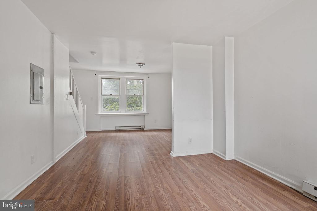 1303 W VENANGO STREET