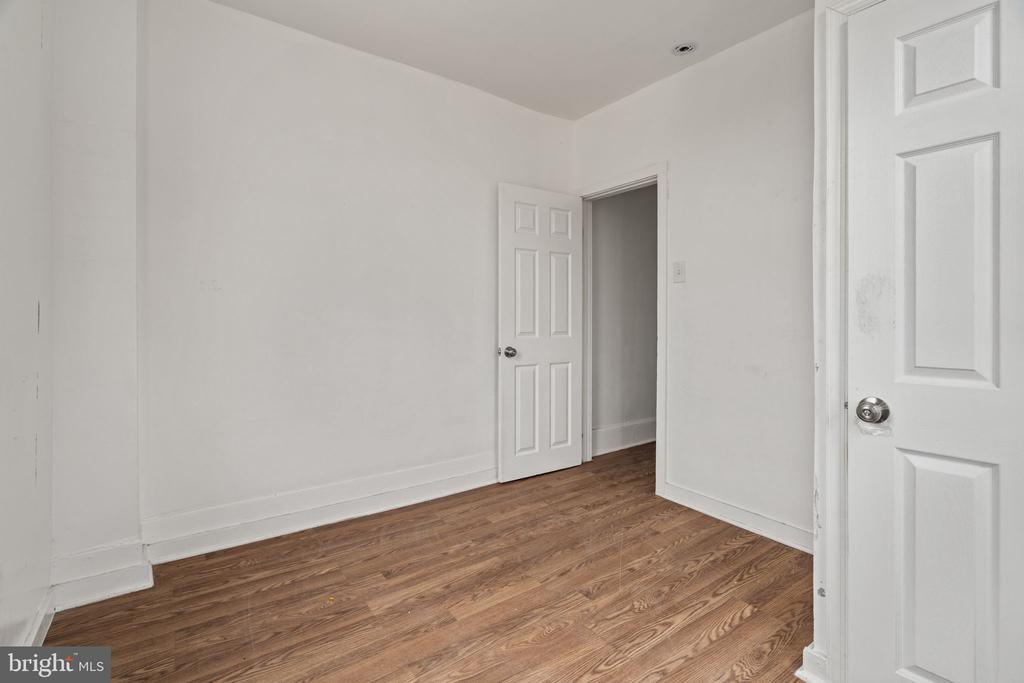 1303 W VENANGO STREET