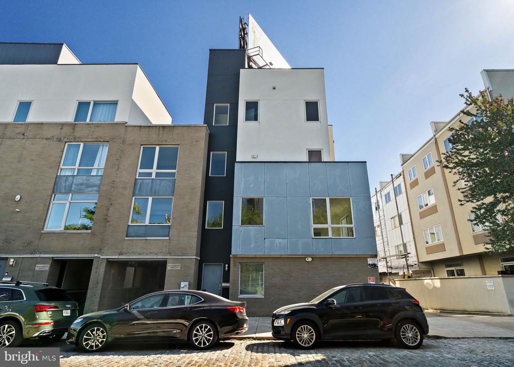 927 N FRONT STREET Unit: 1