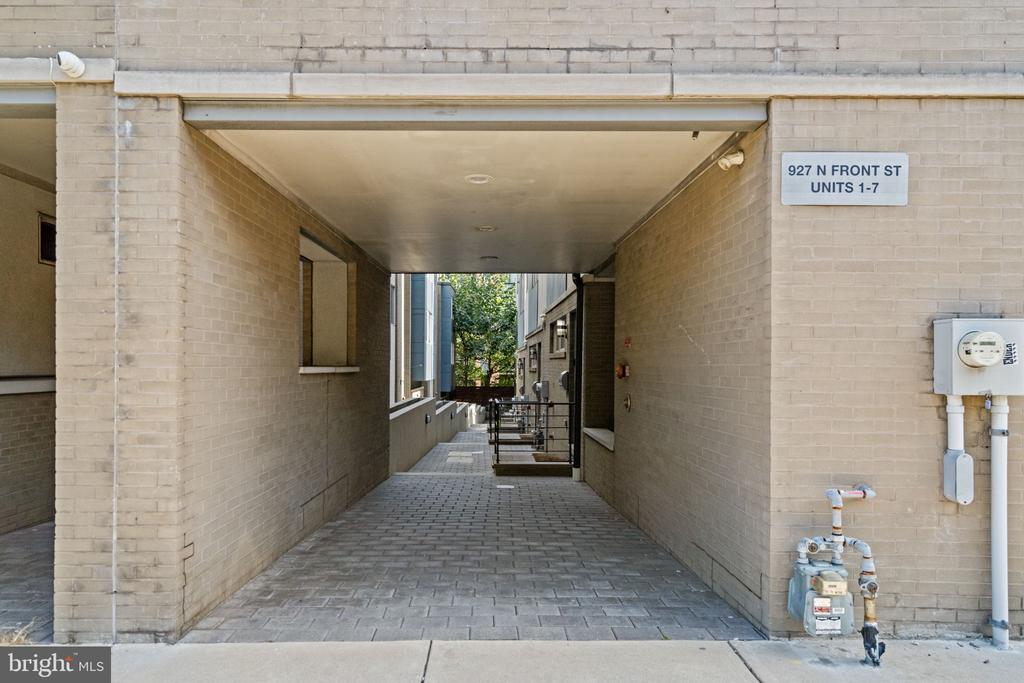 927 N FRONT STREET Unit: 7