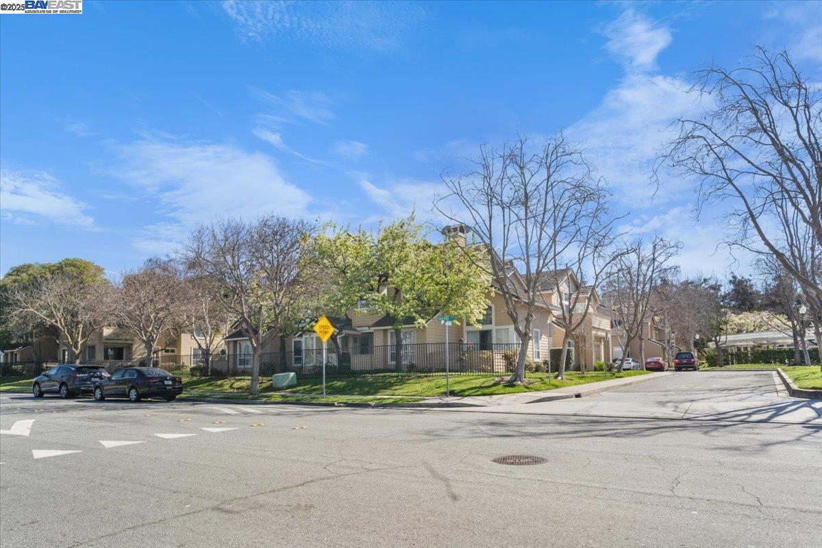 5209 Fairbanks Cmn