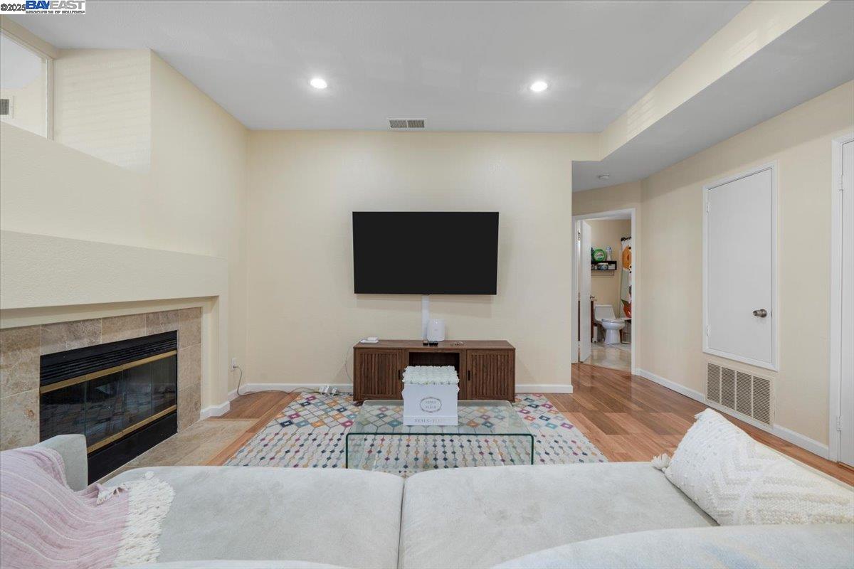 5209 Fairbanks Cmn