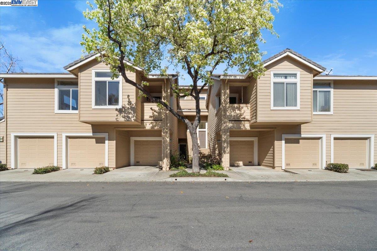 5209 Fairbanks Cmn
