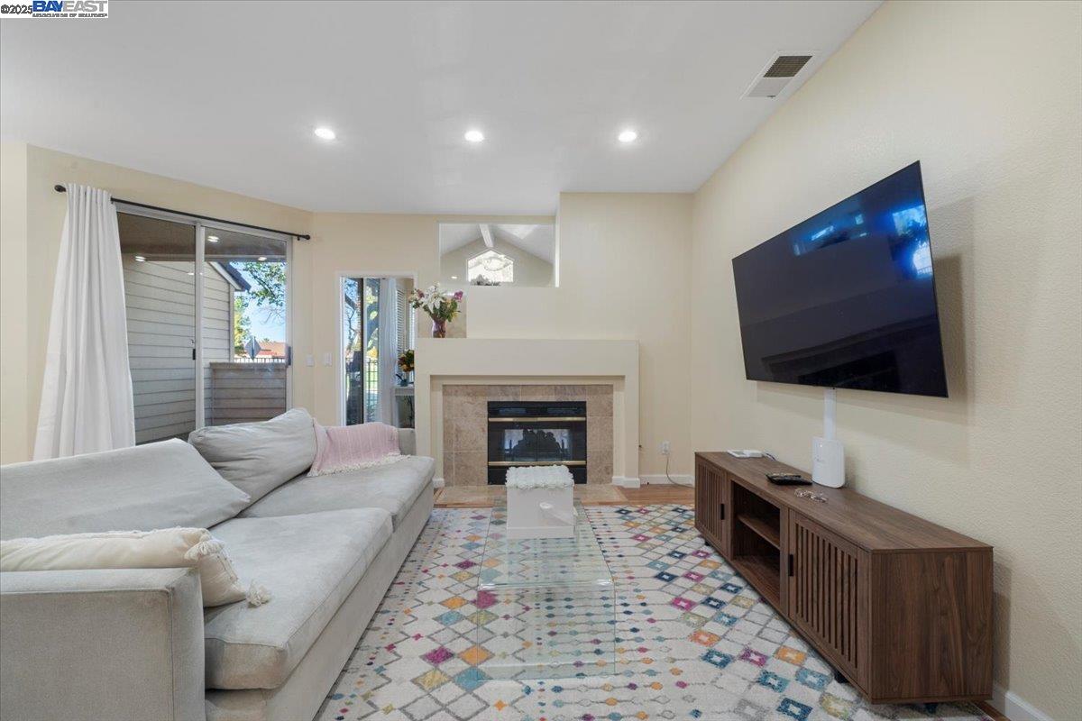 5209 Fairbanks Cmn