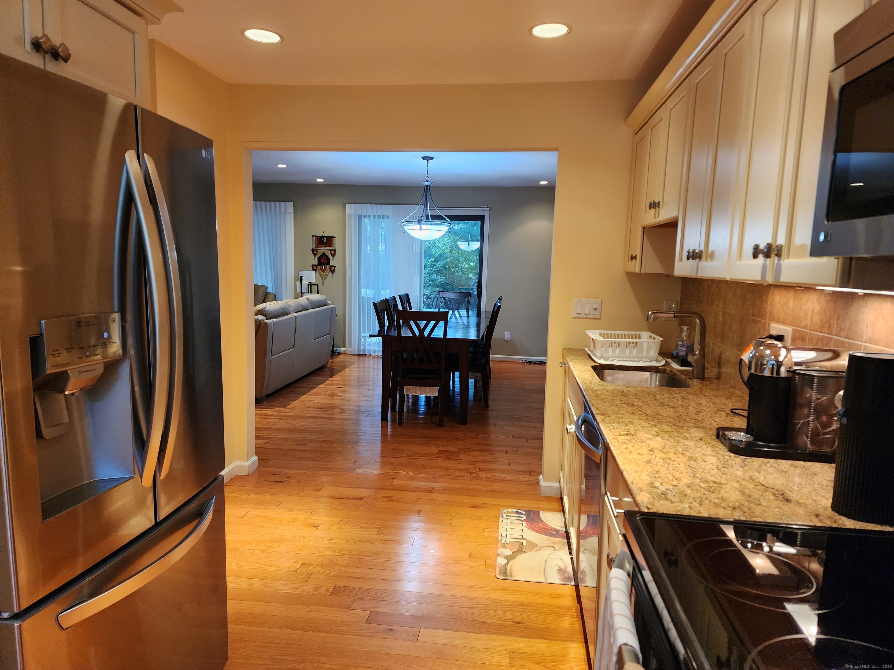 320 Strawberry Hill Avenue APT 15