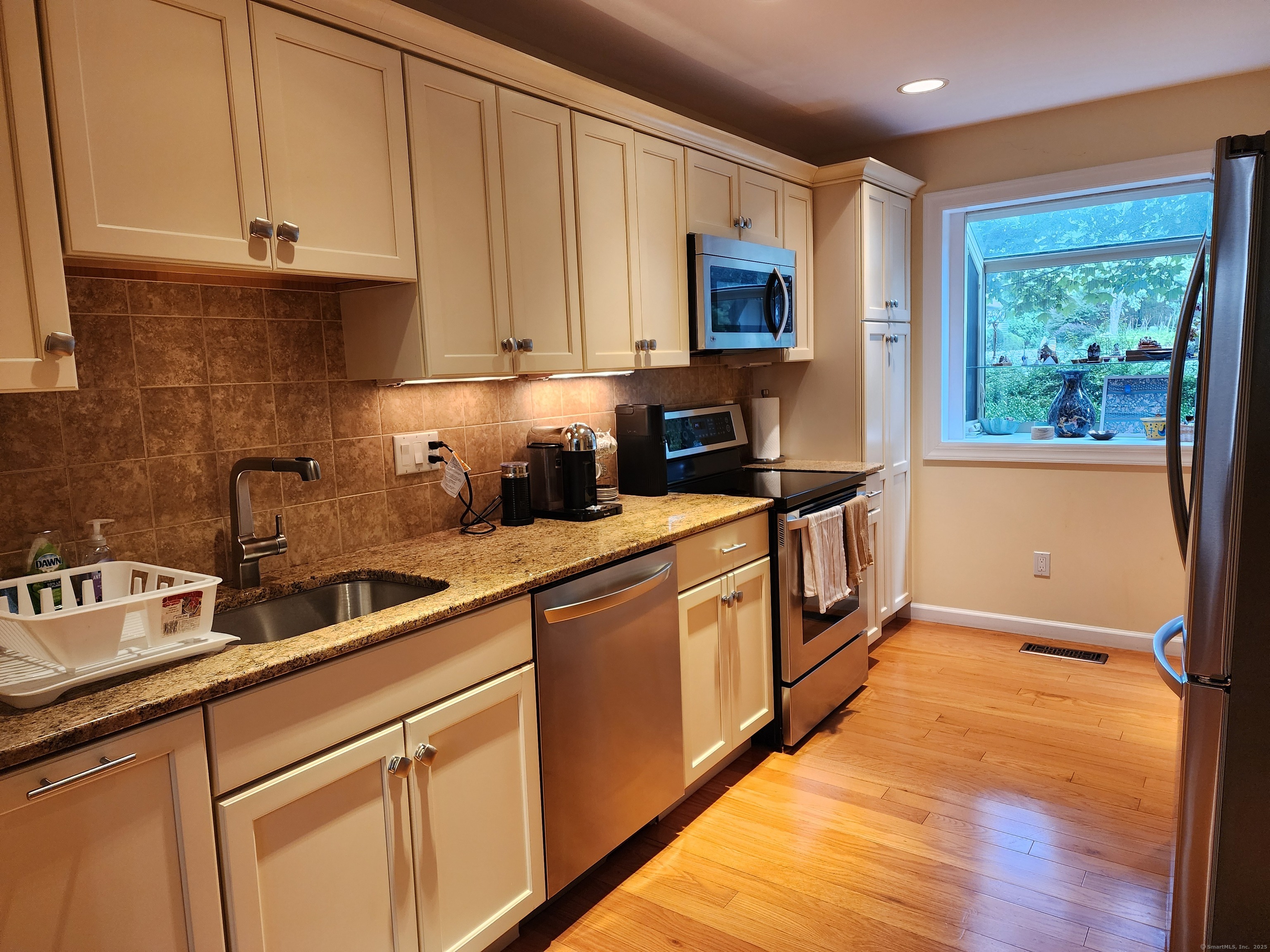 320 Strawberry Hill Avenue APT 15