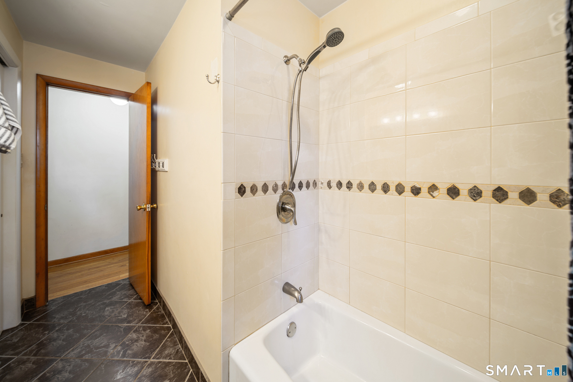121 Bridgeview Place