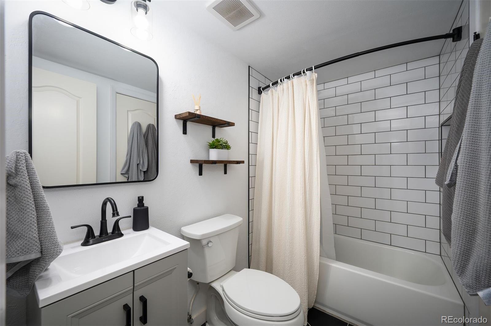 4367 E Maplewood Way