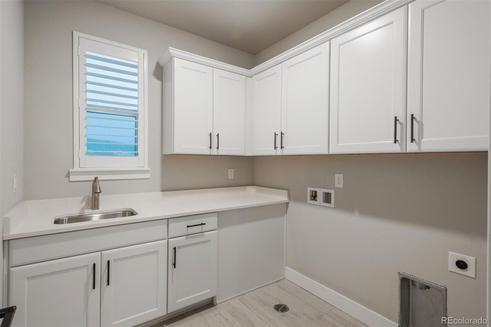 9398 Rockbluff Point