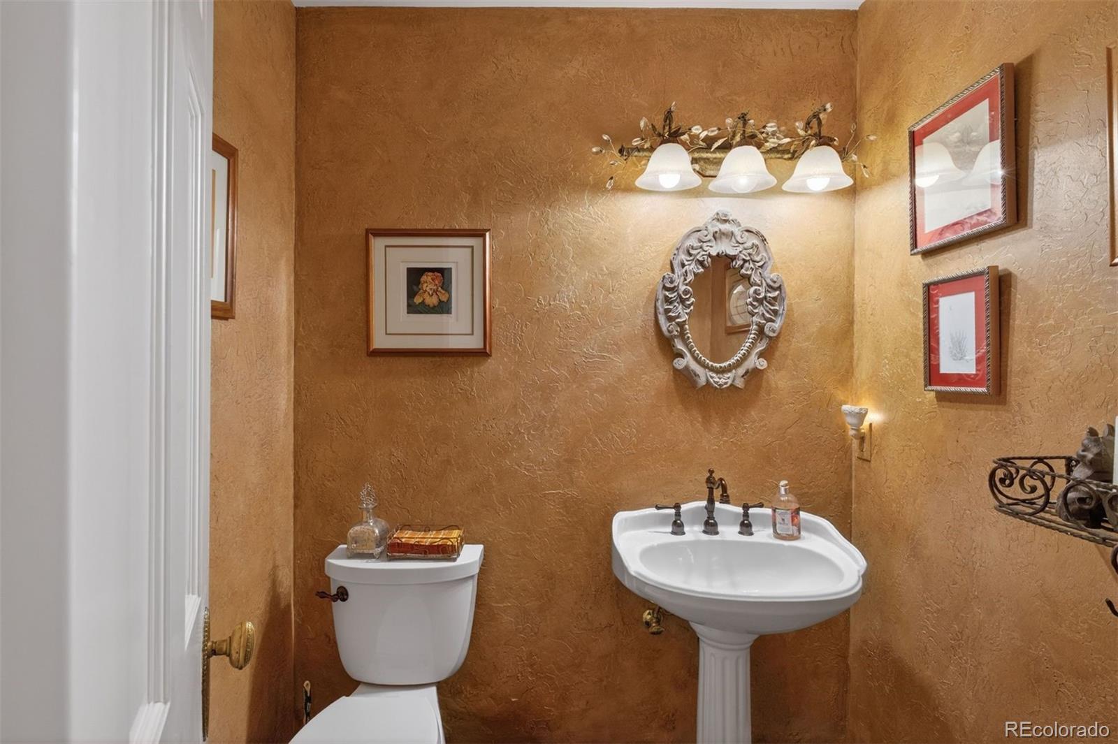 2002 Green Oaks Lane