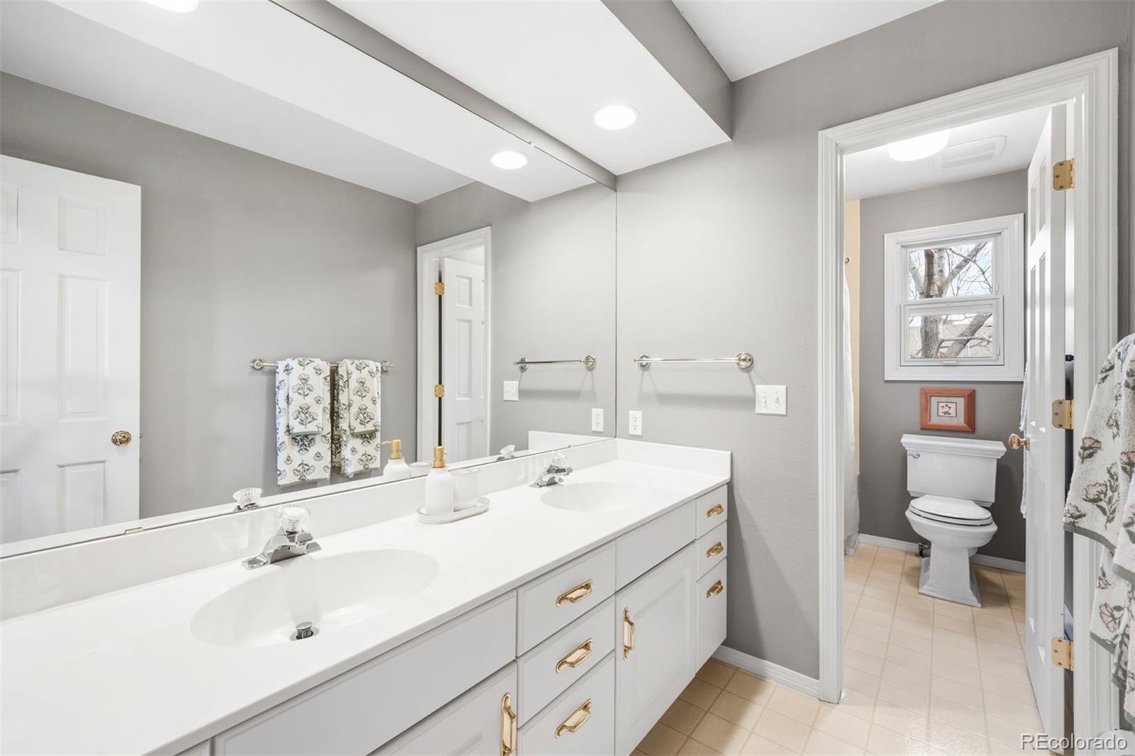 5832 S Geneva Street