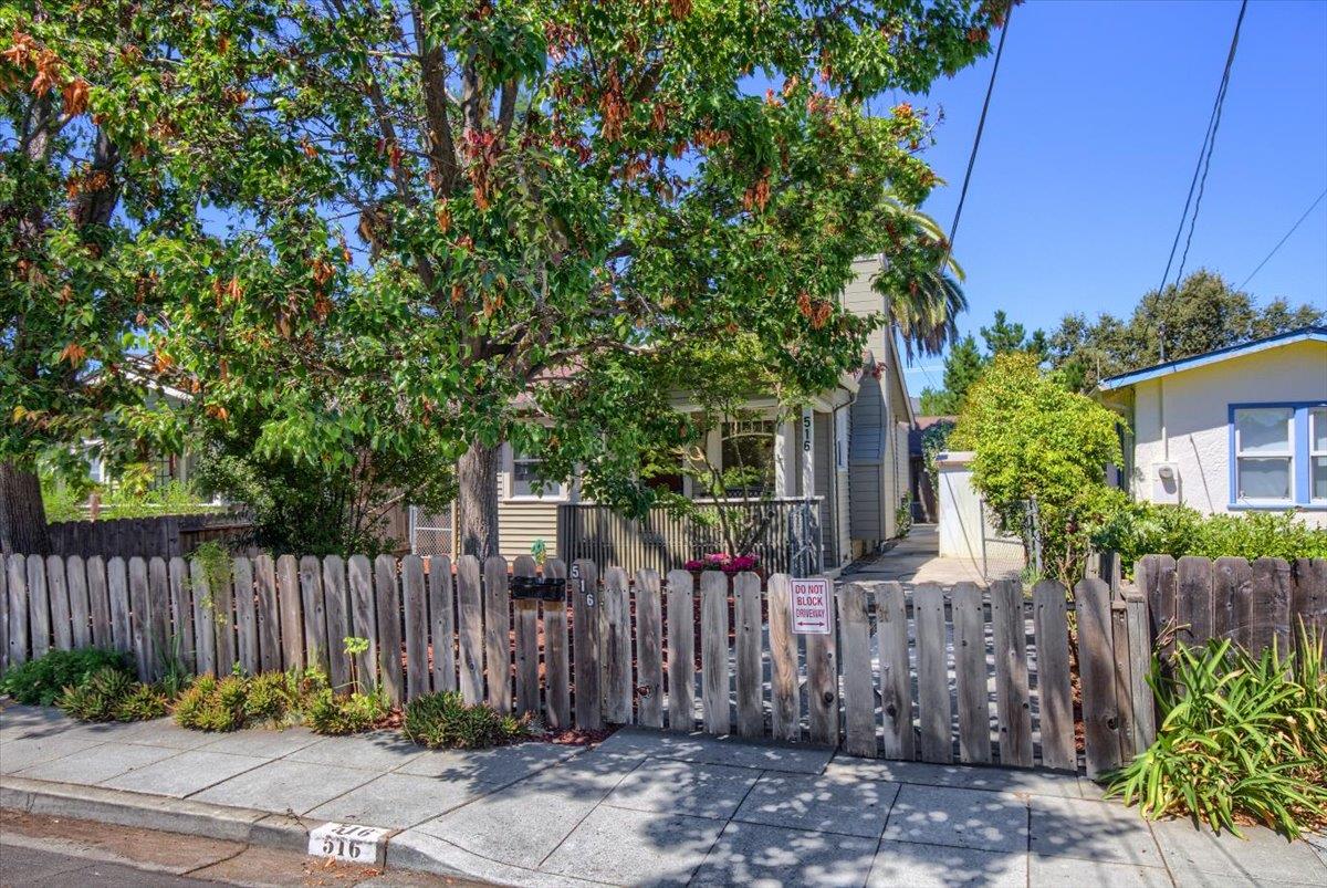 516 Jackson AVE