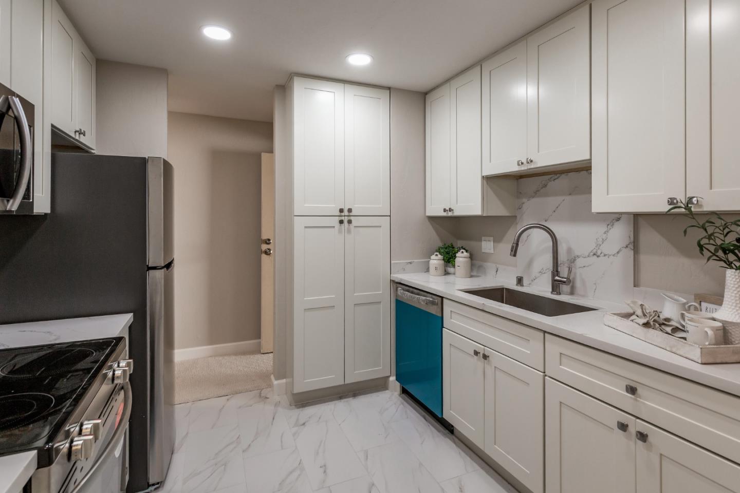 1730 Halford AVE 250