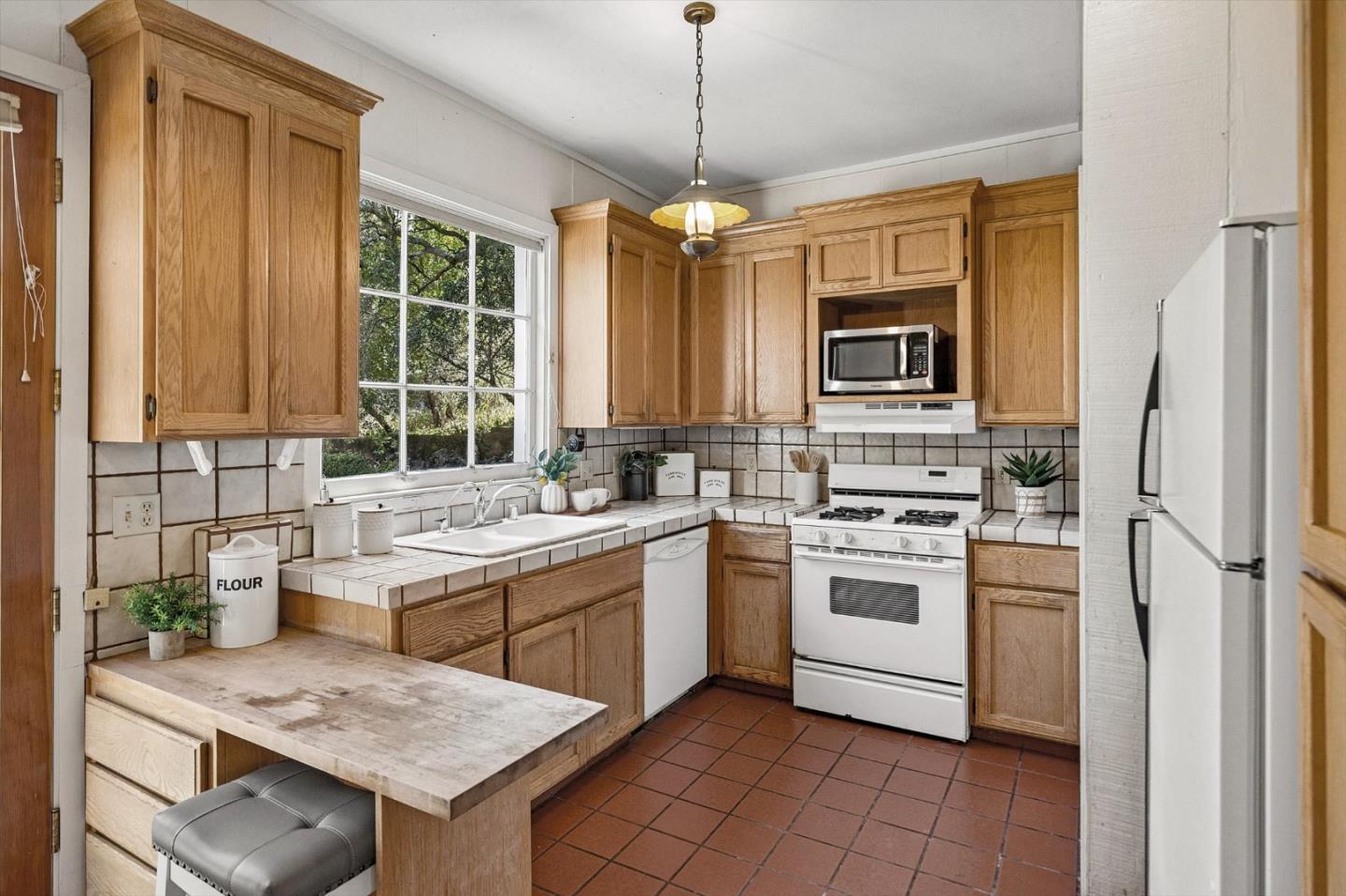 15895 Ravine RD