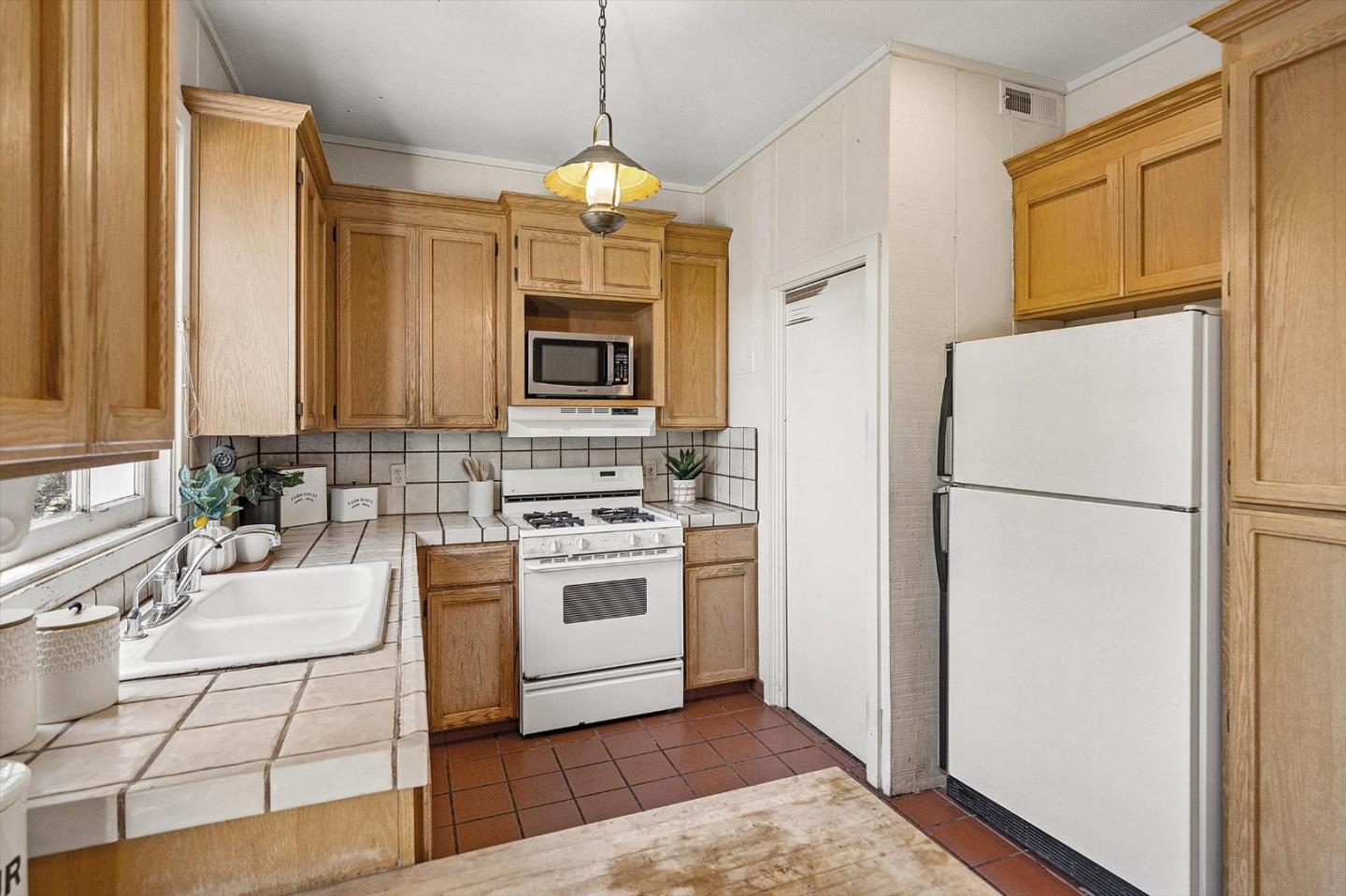 15895 Ravine RD