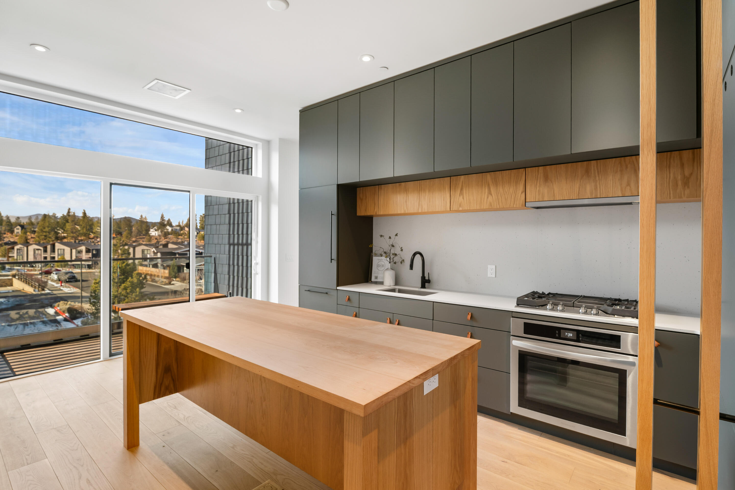 2745 NW Ordway Avenue, 300