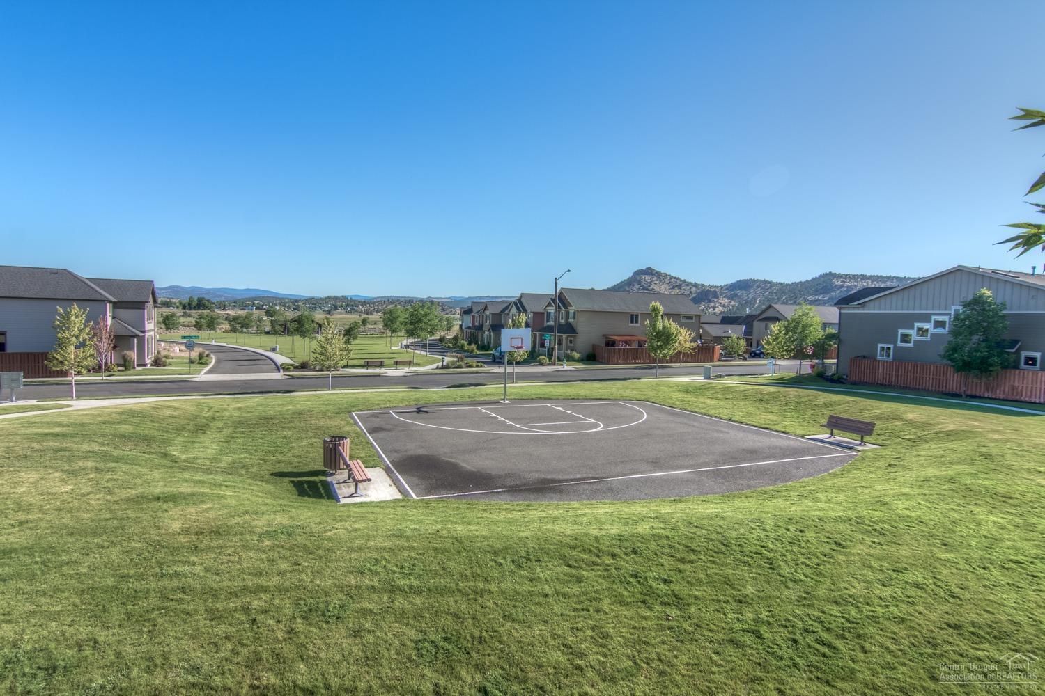 1529 NE Rosemont Street