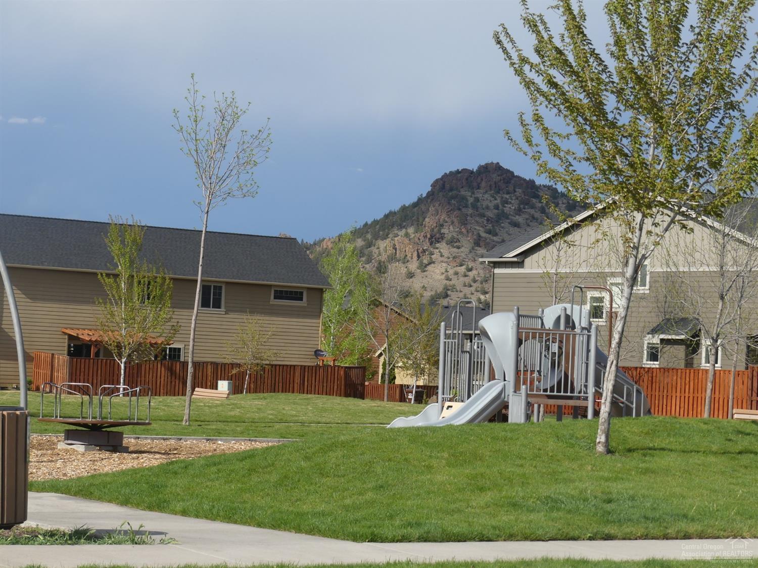 1529 NE Rosemont Street