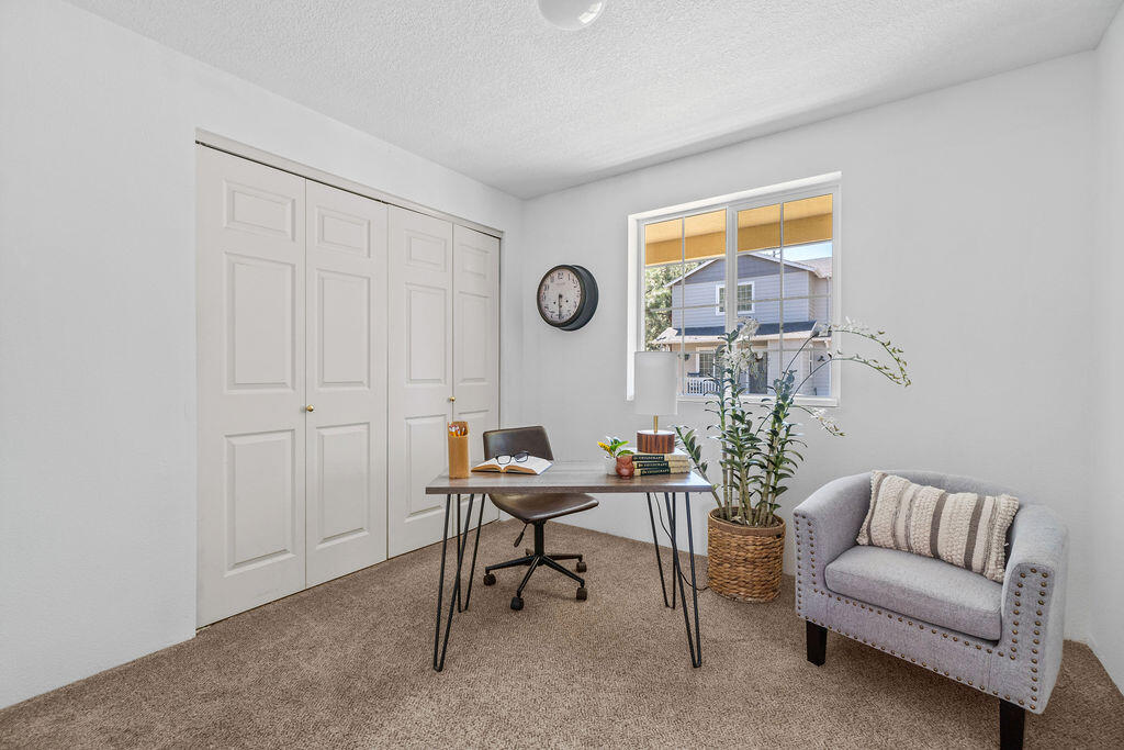 108 N Dark Horse Lane