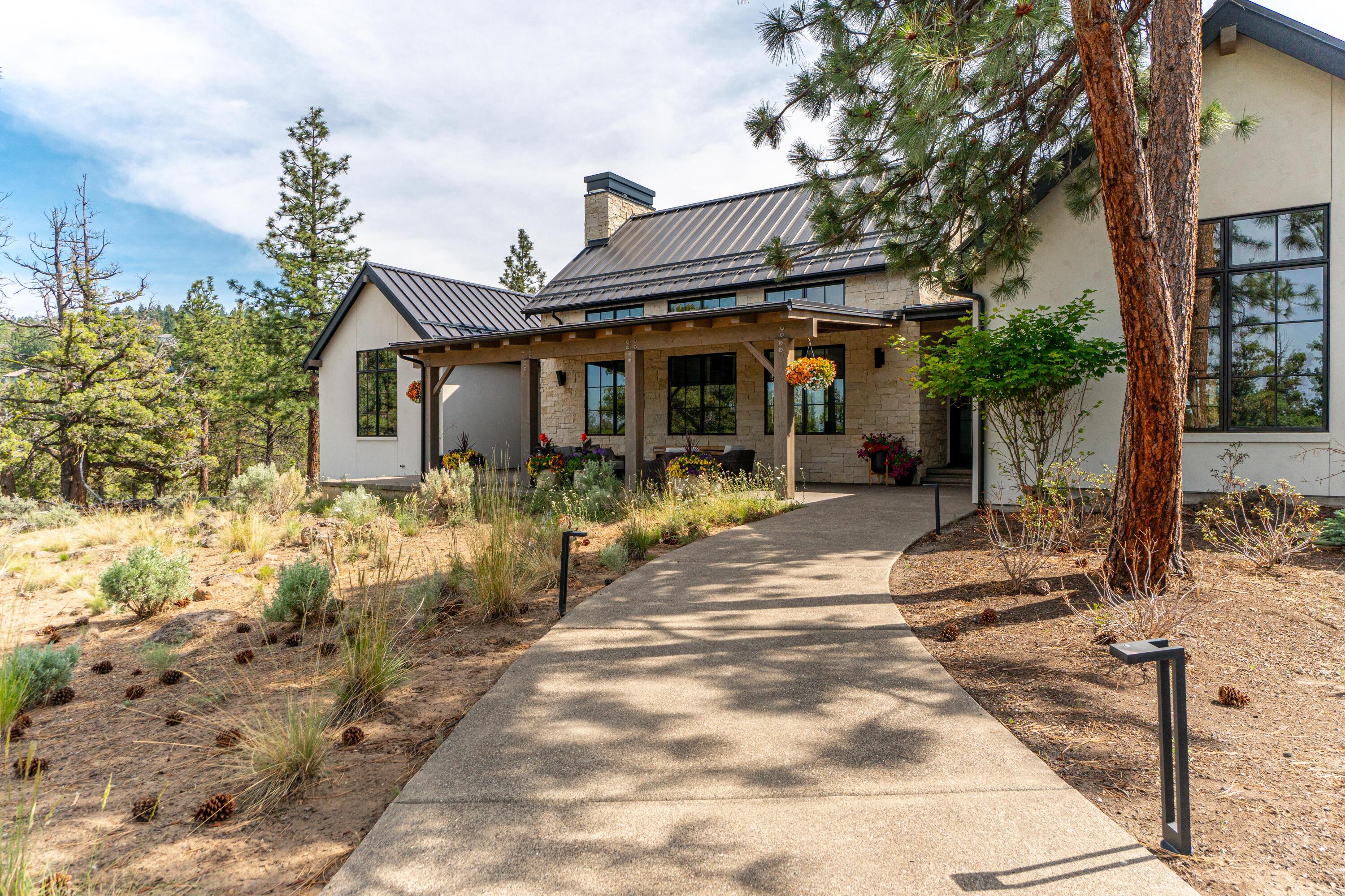 1477 NW Puccoon Court