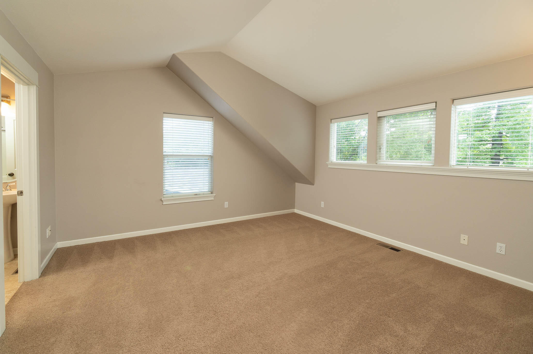 2776 NE Red Oak Drive