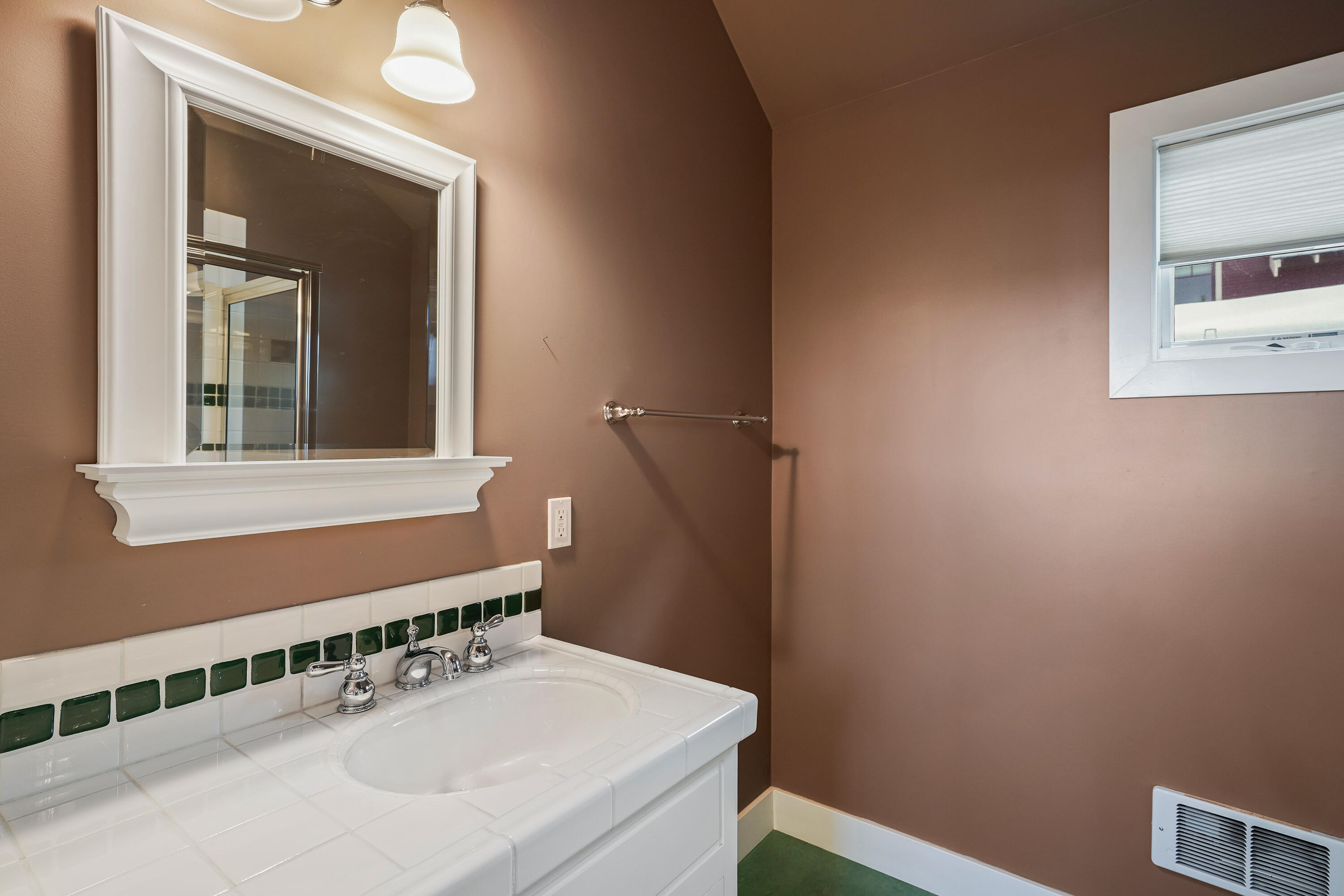 512 NW Delaware Avenue