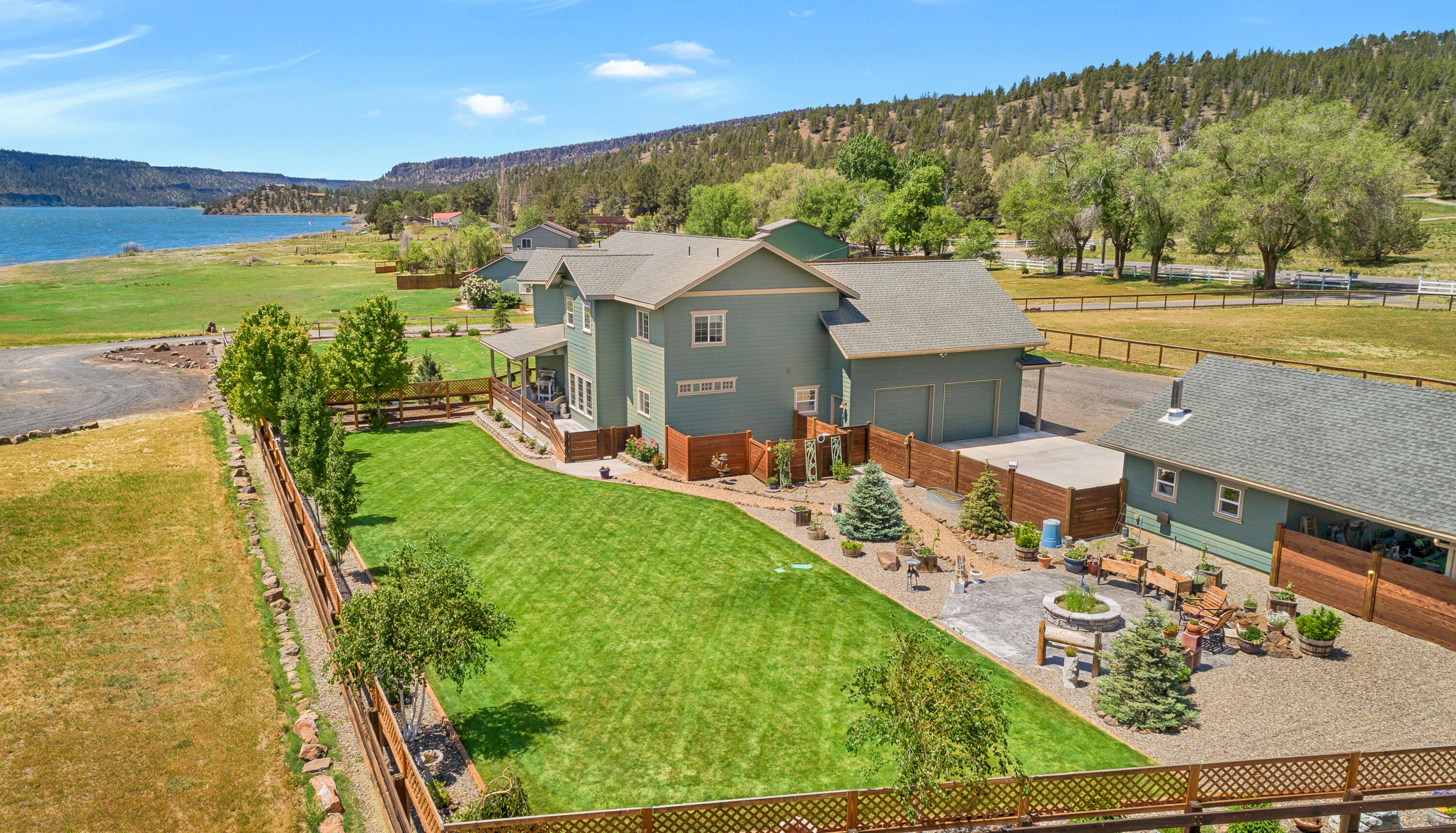 1544 NE Haytons Elk View Lane