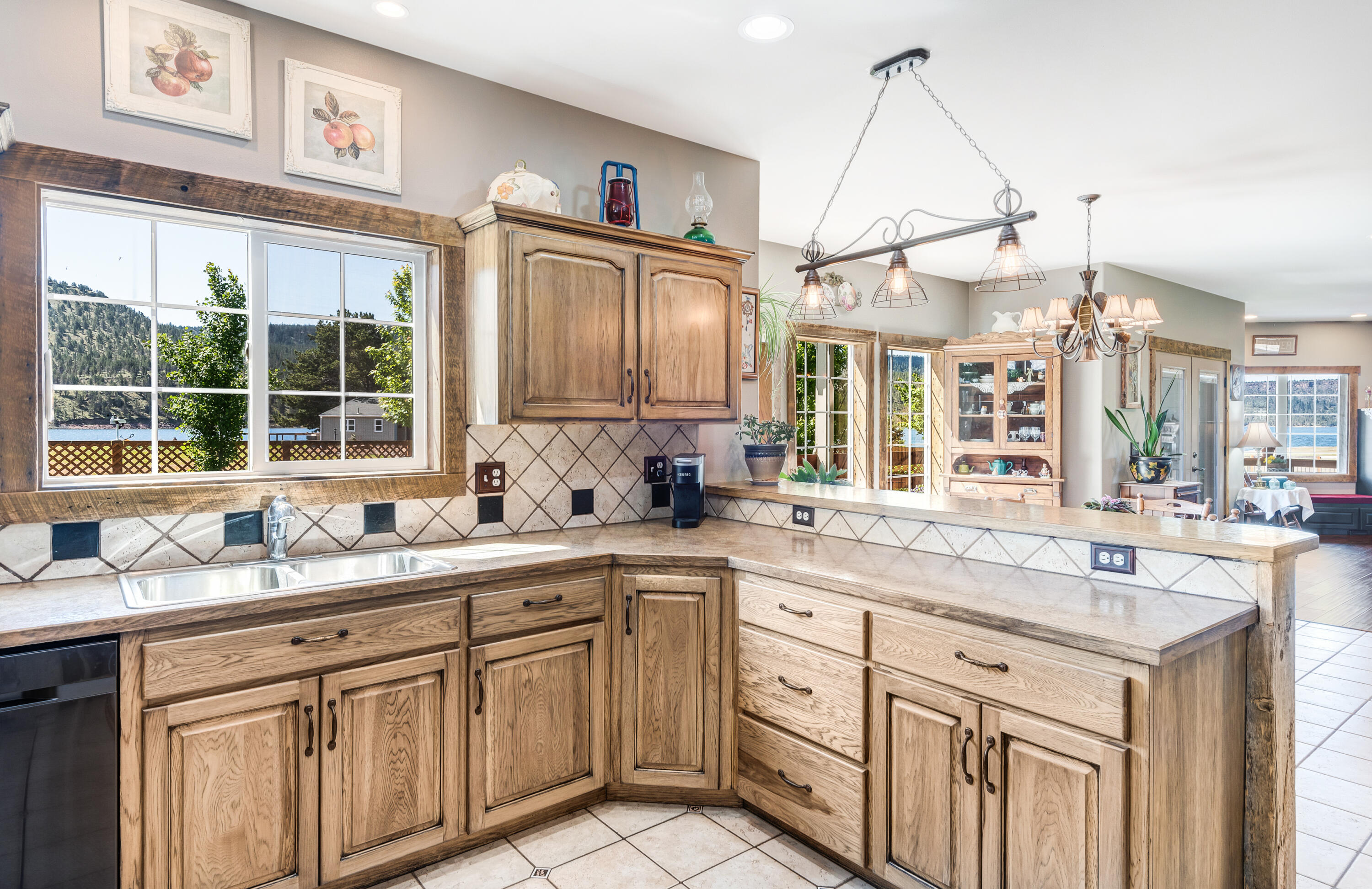 1544 NE Haytons Elk View Lane