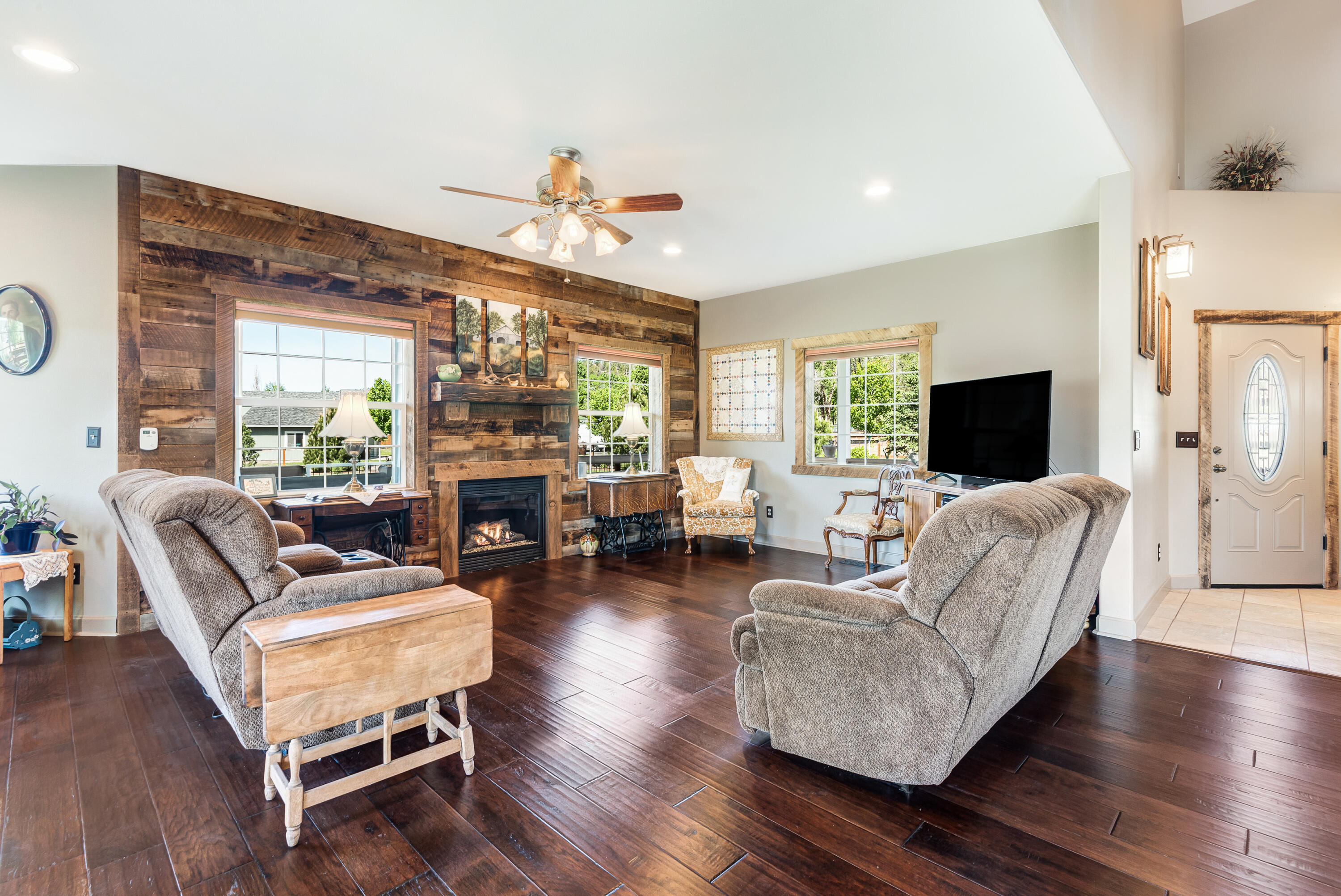 1544 NE Haytons Elk View Lane